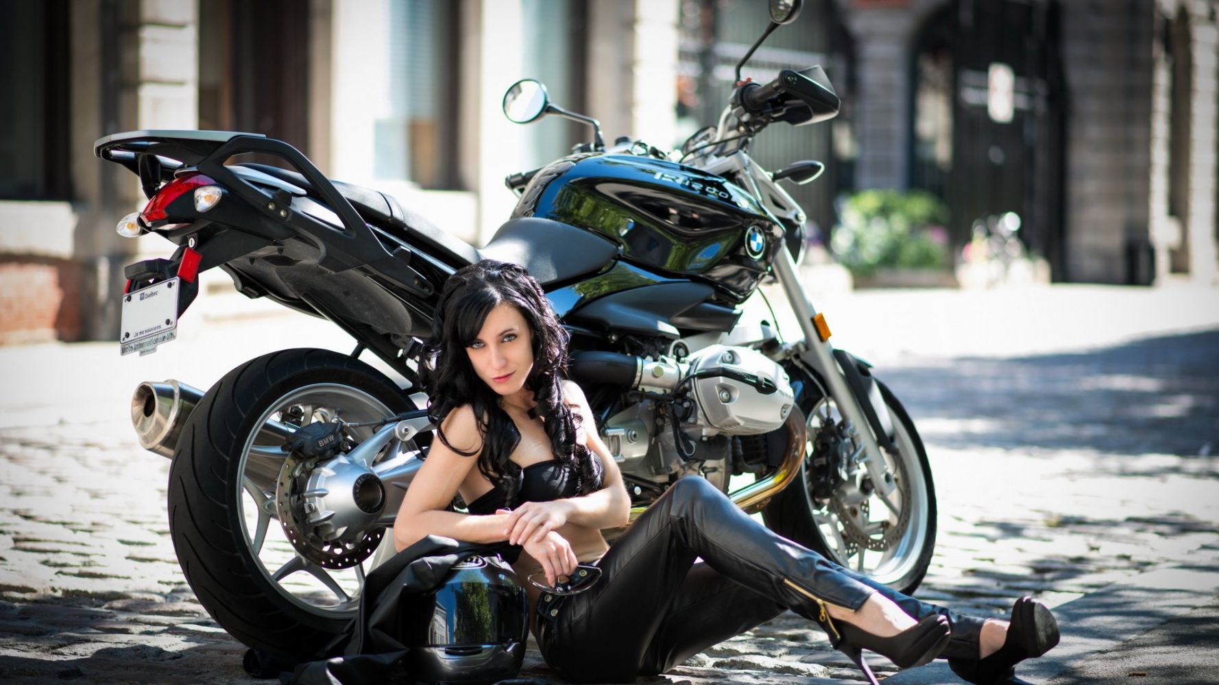 Fresh photos, fresh mood — European women on bikes online in Barcelona