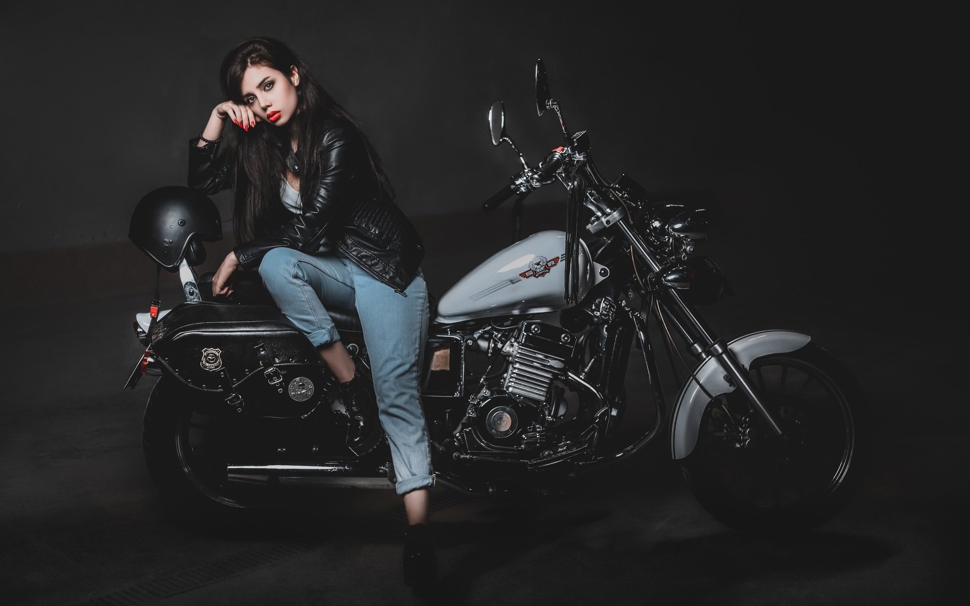 Biker girls: style and drive brings the glow — live moments in Barcelona
